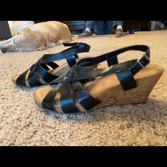 Black cork wedged sandals. Size 8 - Picture 5 of 5